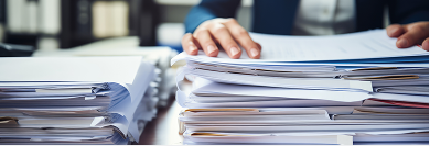 imagen persona revisando documentación