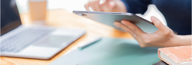 Imagen de manos de una persona manejando una tablet