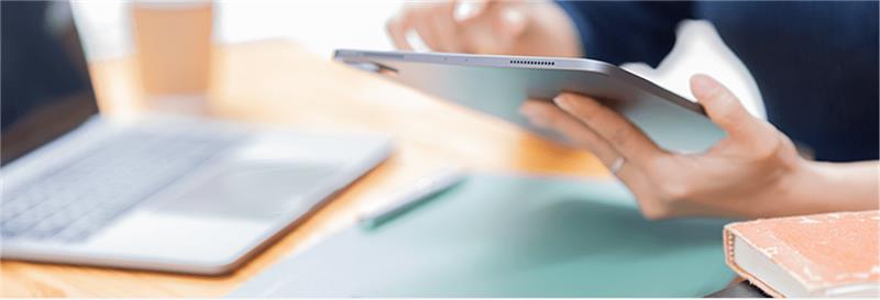 Imagen de una persona manejando una tablet